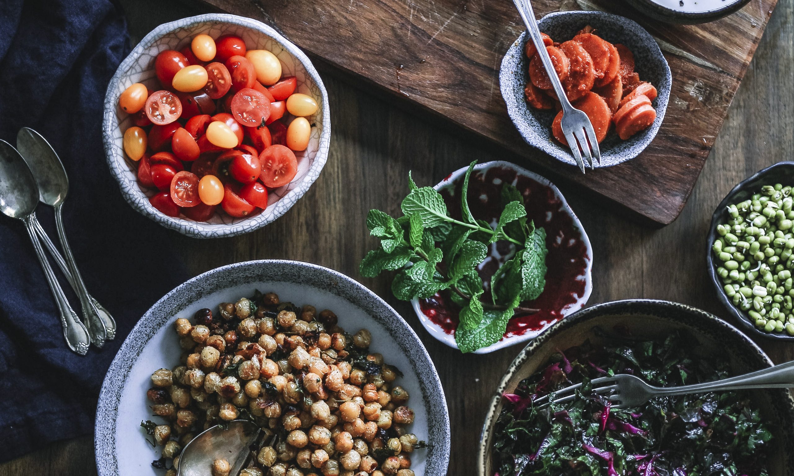 Image d'une table à manger sur laquelle sont disposés des plats végétariens.