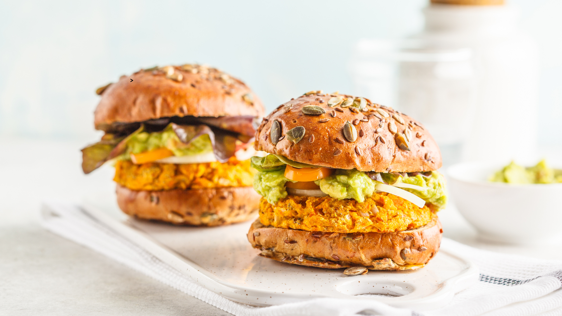 Photo de deux burgers végé sur un plateau.